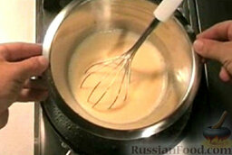 Заварной крем: Поставить миску на водяную баню. Нагревать, помешивая, до загустения.