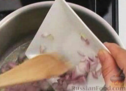 Миланский ризотто: Как приготовить ризотто по-милански:    Масло растопить в кастрюльке. Выложить нарезанный лук.