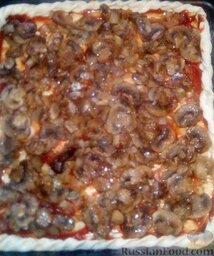 Вегетарианская пицца: Выкладываем обжаренные шампиньоны с луком.
