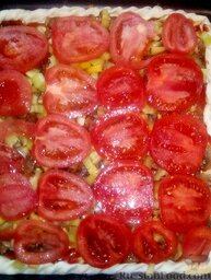 Вегетарианская пицца: Нарезаем кружочками помидоры и выкладываем поверх перца. Солим и перчим немного.