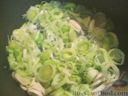 Суп-пюре из тыквы и лука-порея: Как приготовить суп-пюре из тыквы и лука-порея:    Лук-порей нарезать колечками, обжарить на растительном масле.