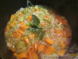 Суп-пюре из тыквы и лука-порея: Залить водой так, чтобы немного покрывала овощи. Посолить, добавить веточку шалфея и тушить до готовности (30-40 минут).