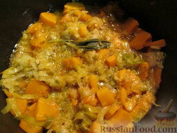 Суп-пюре из тыквы и лука-порея: Когда овощи хорошо протушились, убираем шалфей.
