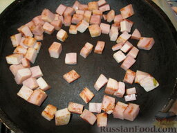 Суп-пюре из тыквы и лука-порея: Ветчину нарезаем кубиками и подрумяниваем а сухой антипригарной сковороде.