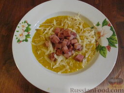 Суп-пюре из тыквы и лука-порея: Подаем суп-пюре из тыквы с тертым сыром и кубиками ветчины. Можно подать суп-пюре с сухариками.