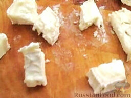 Салат с ветчиной, сыром и гренками: Сыр аккуратно нарезать небольшими кусочками.
