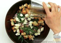Салат с ветчиной, сыром и гренками: Полить салат с ветчиной приготовленной заправкой.