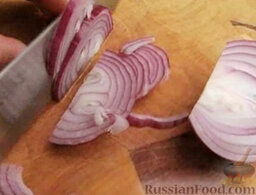 Салат с ветчиной, сыром и гренками: Лук очистить и нарезать тонкими полукольцами.