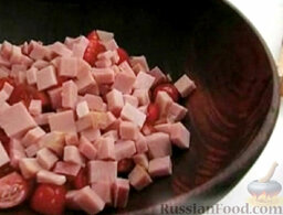 Салат с ветчиной, сыром и гренками: В миску выложить помидоры. Добавить ветчину.