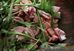 Салат с ветчиной, сыром и гренками: Затем добавить лук и рукколу.