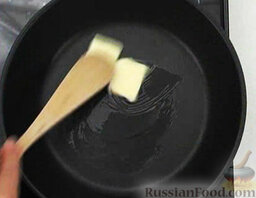 Запеченная телятина с горчицей: На сковороде растопить масло.