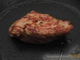 Запеченная телятина с горчицей: На ту же сковороду выложить кусок телятины. Обжарить с двух сторон до румяной корочки.