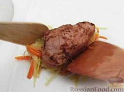 Запеченная телятина с горчицей: Выложить на одну сторону пергамента овощи, а сверху - мясо. Посолить.