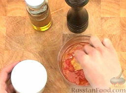 Сэндвич болонский с оливками: Посолить и поперчить. Перемешать.