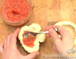 Сэндвич болонский с оливками: Одну половинку густо смазать помидорным соусом.