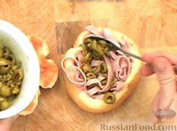 Сэндвич болонский с оливками: Добавить измельченные оливки.