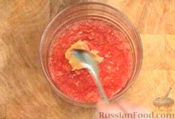Сэндвич болонский с оливками: Добавить к помидорам раздавленный чеснок.