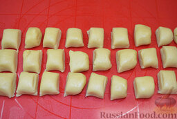Печенье "Ведьмины пальчики": Сделать из теста колбаску, разделить ее на 30 равных частей.