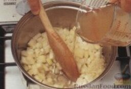 Грибной суп с огурцами и каперсами: Как приготовить грибной суп с огурцами и каперсами:    1. Лук сложить в большую кастрюлю, залить 1/4 стакана бульона, готовить, помешивая, до выпаривания жидкости.
