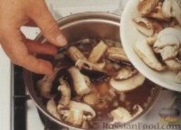 Грибной суп с огурцами и каперсами: 2. Выложить в кастрюлю резаные грибы, залить оставшимся бульоном, довести до кипения, накрыть крышкой, готовить около 30 минут.