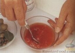 Грибной суп с огурцами и каперсами: 3. В небольшой миске смешать томатное пюре с 2 столовыми ложками горячего бульона из кастрюли.    4. Вылить томатное пюре в кастрюлю с грибами, добавить огурец, лавровый лист, каперсы, соль и раскрошенный черный перец. Готовить грибной суп с огурцами и каперсами около 10 минут.    5. Подавать суп в порционных тарелках, украсив петрушкой, лимонной цедрой или оливками (по желанию). Подавать грибной суп с огурцами и каперсами сразу же.