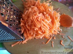 Перец, фаршированный овощами, в томатном соке: Очистить и помыть морковь. Натереть на крупной терке.