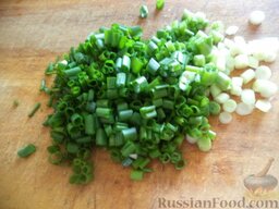 Зеленый борщ с щавелем без мяса: Лук зеленый помыть, нарезать.