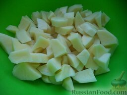 Зеленый борщ с щавелем без мяса: Картофель очистить, помыть, нарезать кусочками.