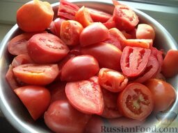Резаные помидоры, маринованные с луком на зиму: Помидоры (бурые, зеленые или красные твердые) промыть. Помидоры нарезать половинками или четвертинками.