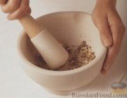 Балийский суп из стручковой фасоли: 3. В ступке смешать рубленый чеснок, миндаль, креветочную пасту и семена кориандра до пастообразного состояния. Можно проделать это в небольшом кухонном процессоре.