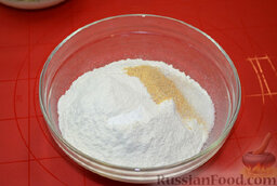 Маффины с сыром и беконом: Перемешать сухие ингредиенты: муку, разрыхлитель, соль, соду, чеснок.