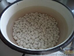 Постный грибной суп с фасолью: Как приготовить суп грибной с фасолью:    Фасоль помыть. Выложить в кастрюлю, залить холодной водой (1 л). Замочить на 3-5 часов.   Затем поставить на огонь. Довести до кипения. Варить на небольшом огне под крышкой до готовности, около 40-60 минут.