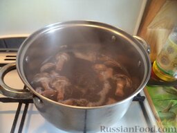 Постный грибной суп с фасолью: Шампиньоны помыть, выложить в кастрюлю с водой (2 л). Довести до кипения. Варить 5 минут.