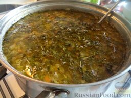 Постный грибной суп с фасолью: Добавить зелень в суп. Снять суп с огня. Дать супу грибному с фасолью настояться 10-15 минут.