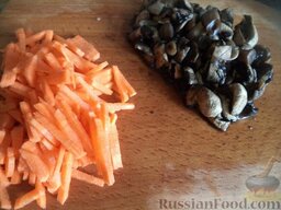 Постный грибной суп с фасолью: Морковь очистить, помыть, нарезать  тонкой соломкой. Шумовкой из кастрюли вынуть грибы. Грибы нарезать кусочками.