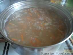 Постный грибной суп с фасолью: В кастрюлю с кипящим грибным отваром добавить картофель, рис, половину лука и моркови. Варить 15 минут на небольшом огне под крышкой.