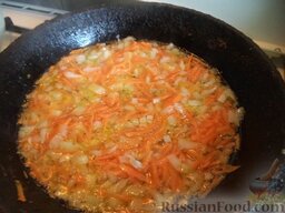 Постный грибной суп с фасолью: Разогреть сковороду, налить растительное масло. Выложить лук и морковь. Тушить, помешивая, 2-3 минуты, на среднем огне.