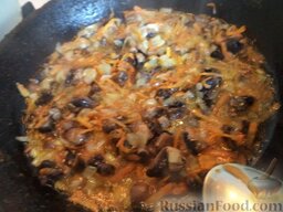 Постный грибной суп с фасолью: Добавить в сковороду нарезанные грибы. Тушить все вместе, помешивая, 2-3 минуты на небольшом огне.