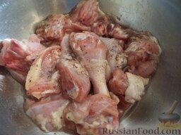 Курица, запеченная в духовке (кусочками): Порезать курицу на небольшие кусочки. Сложить в миску. Натереть каждый кусочек чесноком. Посолить, поперчить, добавить 2 ст. ложки  растительного масла. Перемешать. Накрыть крышкой, оставить на 2-3 часа в холодильнике для маринования.