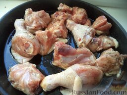 Курица, запеченная в духовке (кусочками): Включить духовку. Противень смазать растительным маслом. Выложить кусочки курицы. Поставить противень на среднюю полку в духовку.