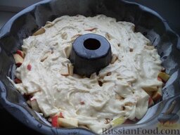Яблочный пирог (шарлотка) с корицей: Потом остававшееся тесто. Форму поставить в духовку на среднюю полку.