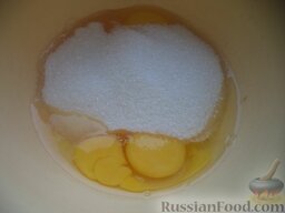 Яблочный пирог (шарлотка) с корицей: Добавить сахар и соль.