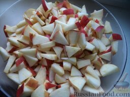 Яблочный пирог (шарлотка) с корицей: Яблоки вымыть (при желании можно очистить от кожуры), разрезать на 4 части, вырезать семенную коробочку. Нарезать яблоки небольшими кусочками.