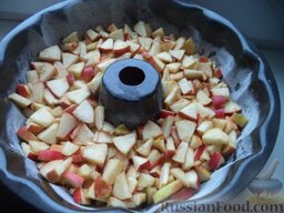 Яблочный пирог (шарлотка) с корицей: Затем слой яблок.