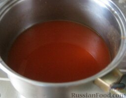 Маринованные огурчики с кетчупом: Сварить маринад. Для этого налить в кастрюлю воду, вскипятить, добавить все ингредиенты для маринада. Довести до кипения.
