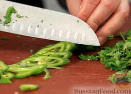 Эскитес - салат из кукурузы: Зеленый жгучий перец нарезаем под углом – красивыми тоненькими колечками.