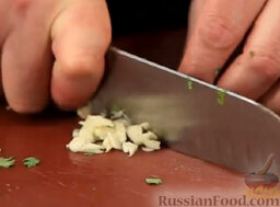 Эскитес - салат из кукурузы: Давим ножом и мелко нарезаем чеснок.