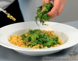 Эскитес - салат из кукурузы: Когда кукуруза будет готова, выкладываем ее в глубокую тарелку.