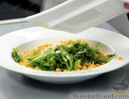Эскитес - салат из кукурузы: Сверху выкладываем кинзу, чеснок, перец.