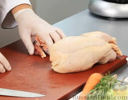 Фаршированная курица, запеченная в соленом тесте: Как приготовить фаршированную курицу, запеченную в тесте:    У курицы отрезаем крылья и шею - они нам не понадобятся. Разрезаем курицу вдоль по спинке - так ее будет легче фаршировать. Все, курицу - в сторонку.